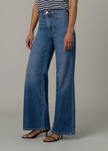 Load image into Gallery viewer, Joe`s Jeans The Mia Wide Leg
